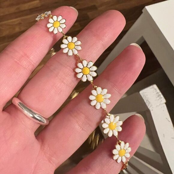 White Daisy Enamel Chain Bracelet - Picture 5 of 8